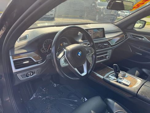 Used 2017 BMW 750i xDrive image 9