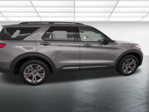 Used 2024 Ford Explorer XLT w/ Equipment Group 202A AWD/4WD image 9