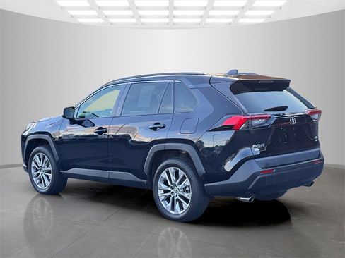 Used 2022 Toyota RAV4 XLE Premium image 4