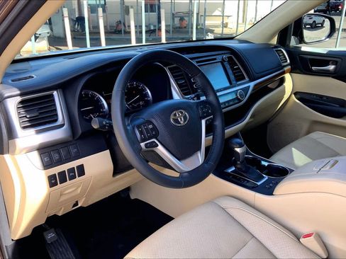 Used 2017 Toyota Highlander Limited image 16