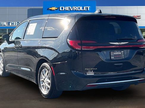 Used 2023 Chrysler Pacifica Touring-L FWD image 4