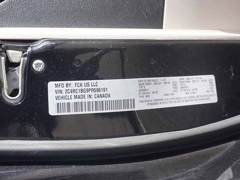 Used 2023 Chrysler Pacifica Touring-L image 47