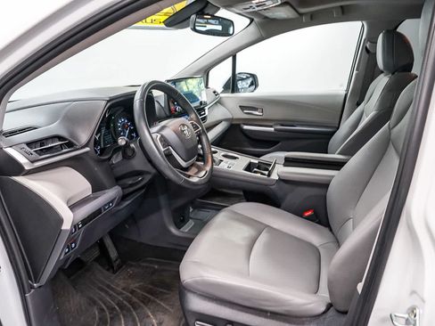 Used 2023 Toyota Sienna XLE FWD image 13