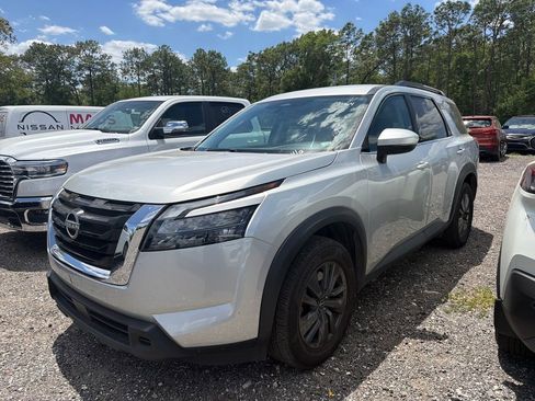 Used 2024 Nissan Pathfinder SV image 1