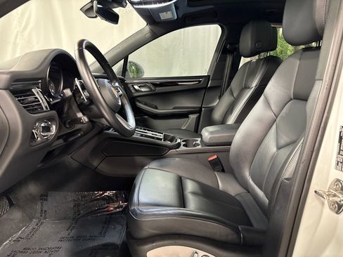 Used 2024 Porsche Macan AWD/4WD image 3