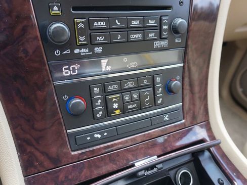 Used 2013 Cadillac Escalade Premium image 41