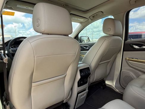 Used 2019 GMC Acadia Denali w/ Technology Package FWD image 16