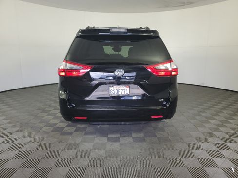 Used 2020 Toyota Sienna LE w/ Carpet Mat Package FWD image 5