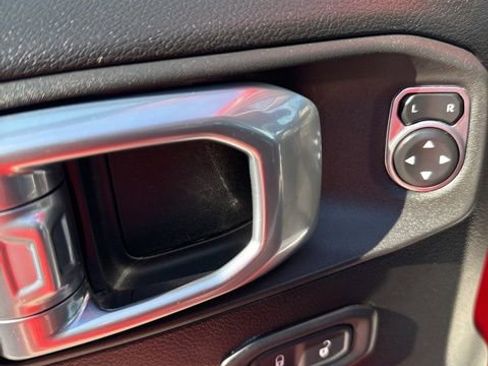 Used 2025 Jeep Wrangler Unlimited Rubicon image 12