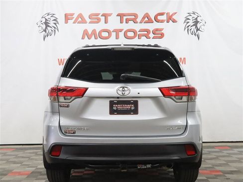 Used 2018 Toyota Highlander XLE AWD/4WD image 5