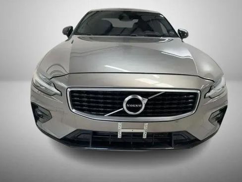 Used 2020 Volvo S60 T5 R-Design image 2