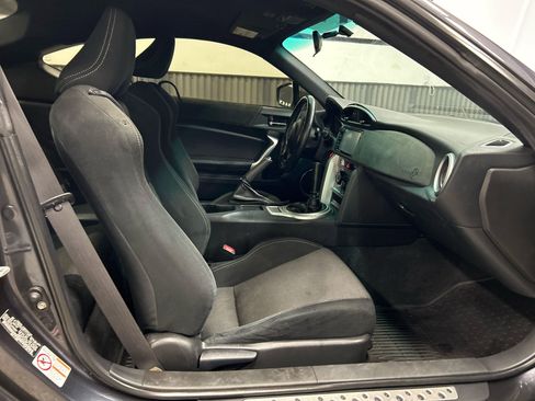 Used 2017 Toyota 86 RWD image 10