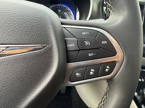 Used 2024 Chrysler Pacifica Touring-L FWD image 21