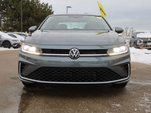 Used 2025 Volkswagen Jetta SE w/ Sunroof Package image 3