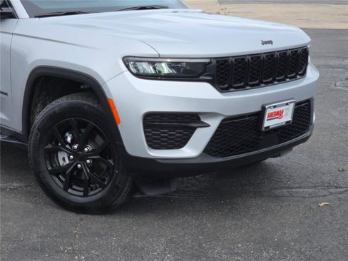 Certified 2024 Jeep Grand Cherokee Altitude image 2