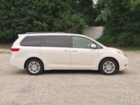 Used 2017 Toyota Sienna XLE w/ XLE Navigation Package FWD image 2