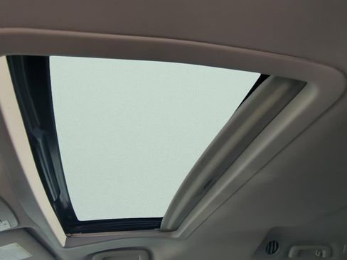 Used 2017 Toyota Sienna SE w/ SE Preferred Package image 17