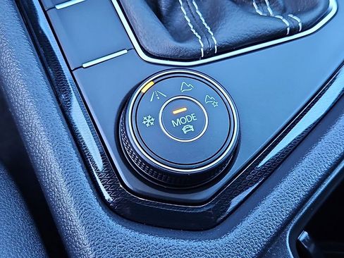 Certified 2025 Volkswagen Taos SEL image 18