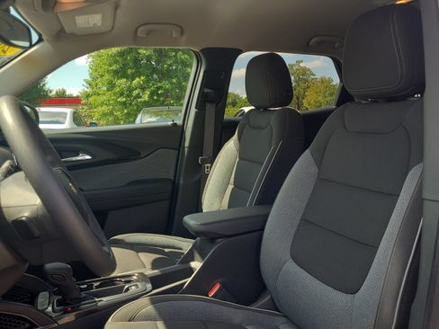 Used 2022 Chevrolet TrailBlazer LT w/ Convenience Package FWD image 11