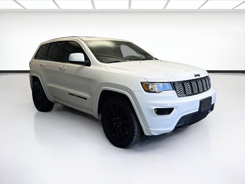 Used 2018 Jeep Grand Cherokee Altitude RWD image 3