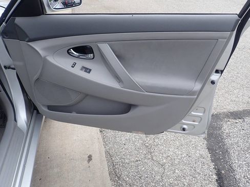Used 2010 Toyota Camry LE image 23