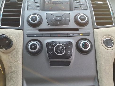 Used 2017 Ford Taurus SE image 12