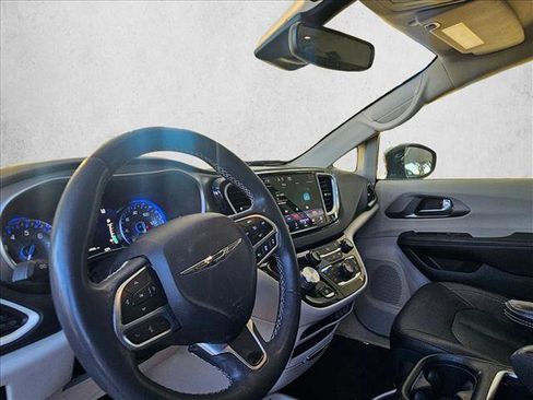 Used 2022 Chrysler Pacifica Touring-L image 9
