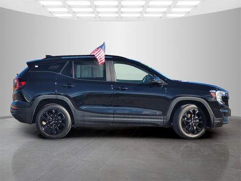 Used 2022 GMC Terrain SLE w/ Driver Convenience Package image 3