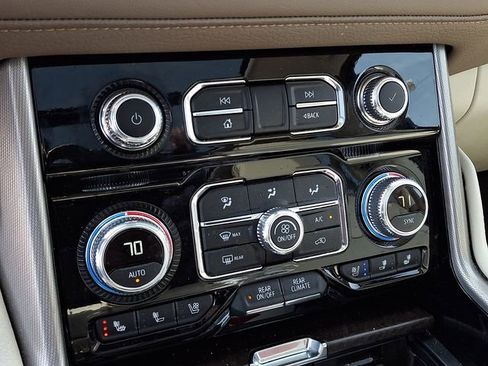 Used 2024 GMC Yukon XL Denali image 15