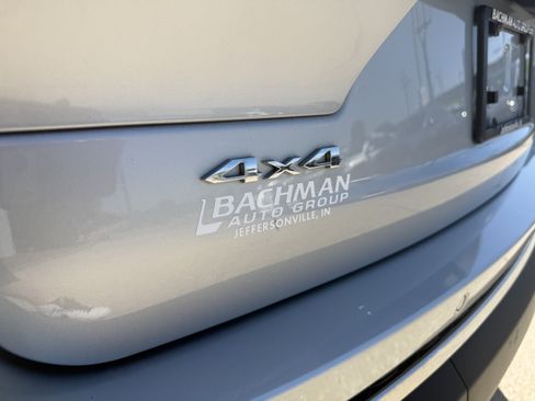 Used 2023 Jeep Grand Cherokee L Limited AWD/4WD image 9