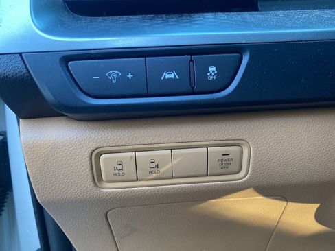 Used 2024 Kia Carnival LX FWD image 13