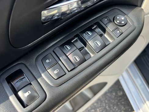 Used 2018 Dodge Grand Caravan SE w/ UConnect Hands-Free Group FWD image 42
