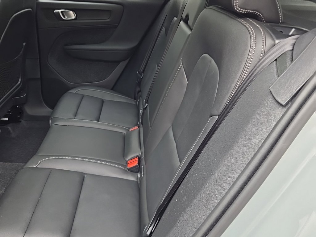 Certified 2025 Volvo XC40 B5 Ultra AWD/4WD image 13