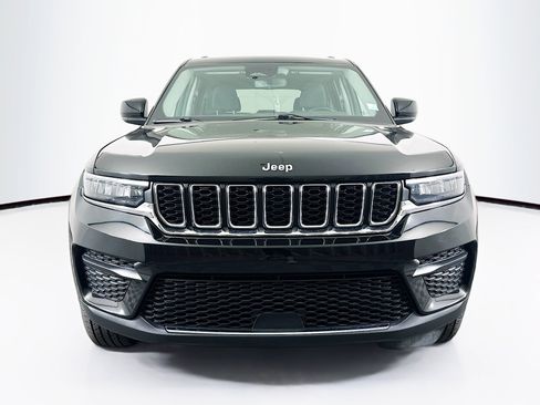 Used 2022 Jeep Grand Cherokee Laredo w/ Luxury Tech Group I AWD/4WD image 2