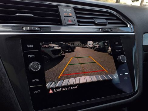 Used 2023 Volkswagen Tiguan SE w/ Panoramic Sunroof Package FWD image 9