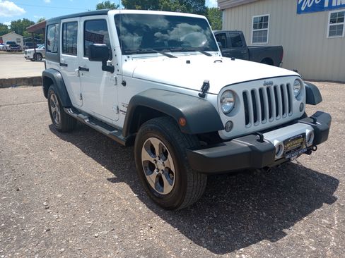 Used 2016 Jeep Wrangler Unlimited Sahara w/ Connectivity Group AWD/4WD image 1