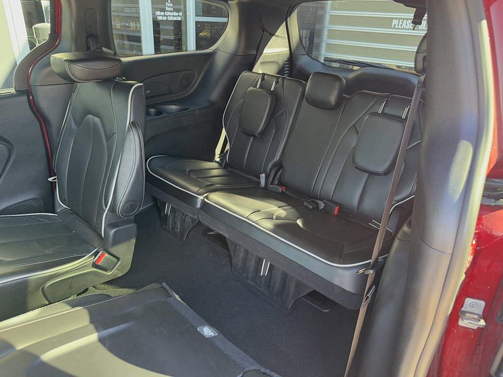 Used 2026 Chrysler Pacifica Limited FWD image 7