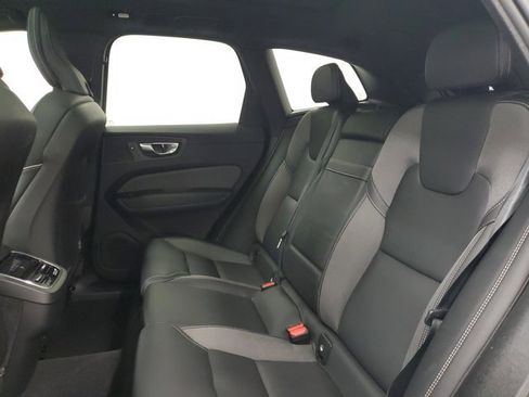 Used 2022 Volvo XC60 B6 R-Design image 13