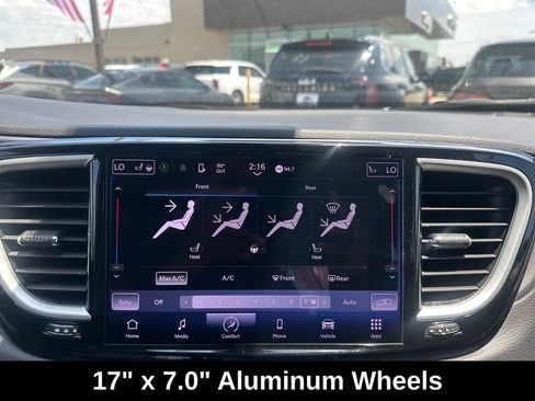 Used 2023 Chrysler Pacifica Touring-L FWD image 19