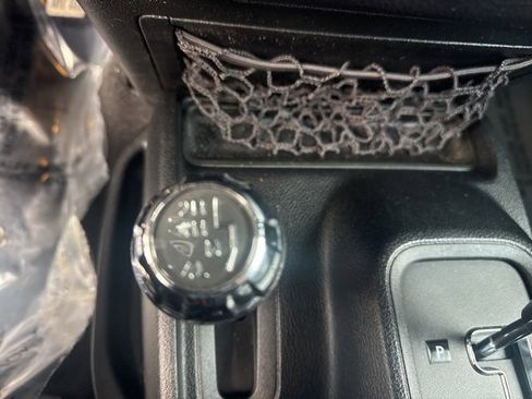 Used 2016 Jeep Wrangler Unlimited Rubicon image 24