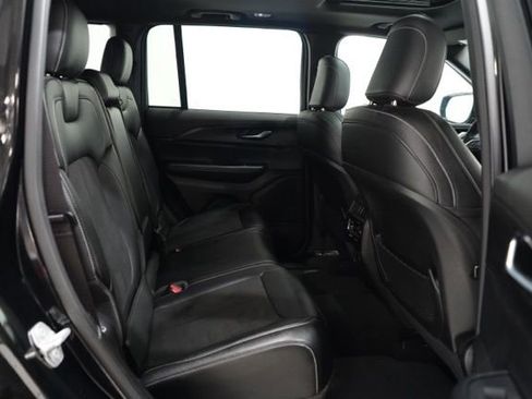 Used 2024 Jeep Grand Cherokee Altitude image 36