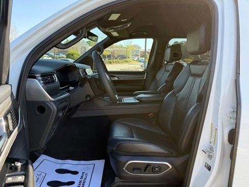 Used 2024 Jeep Wagoneer Series II w/ Flexible Seating Group image 13