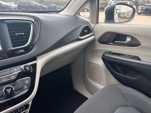 Used 2023 Chrysler Voyager LX image 38