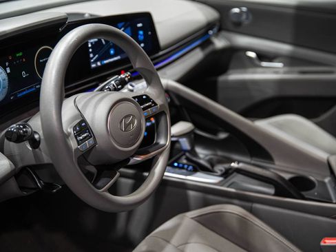 Used 2024 Hyundai Elantra SEL image 9