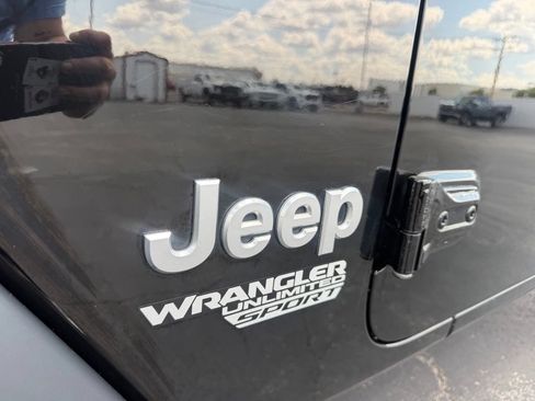 Used 2018 Jeep Wrangler Unlimited Sport S AWD/4WD image 12