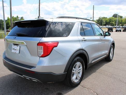 Used 2021 Ford Explorer XLT w/ Equipment Group 202A RWD image 18