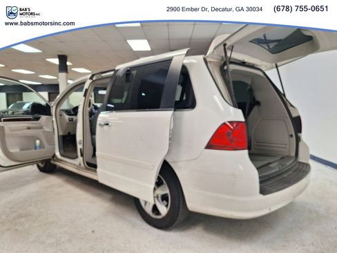 Used 2011 Volkswagen Routan SEL Premium FWD image 39