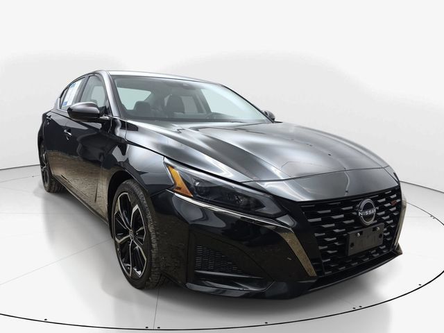Used 2024 Nissan Altima 2.5 SR w/ SR Premium Package FWD image 3