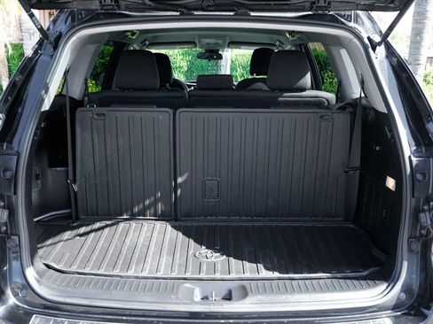 Used 2017 Toyota Highlander LE image 8