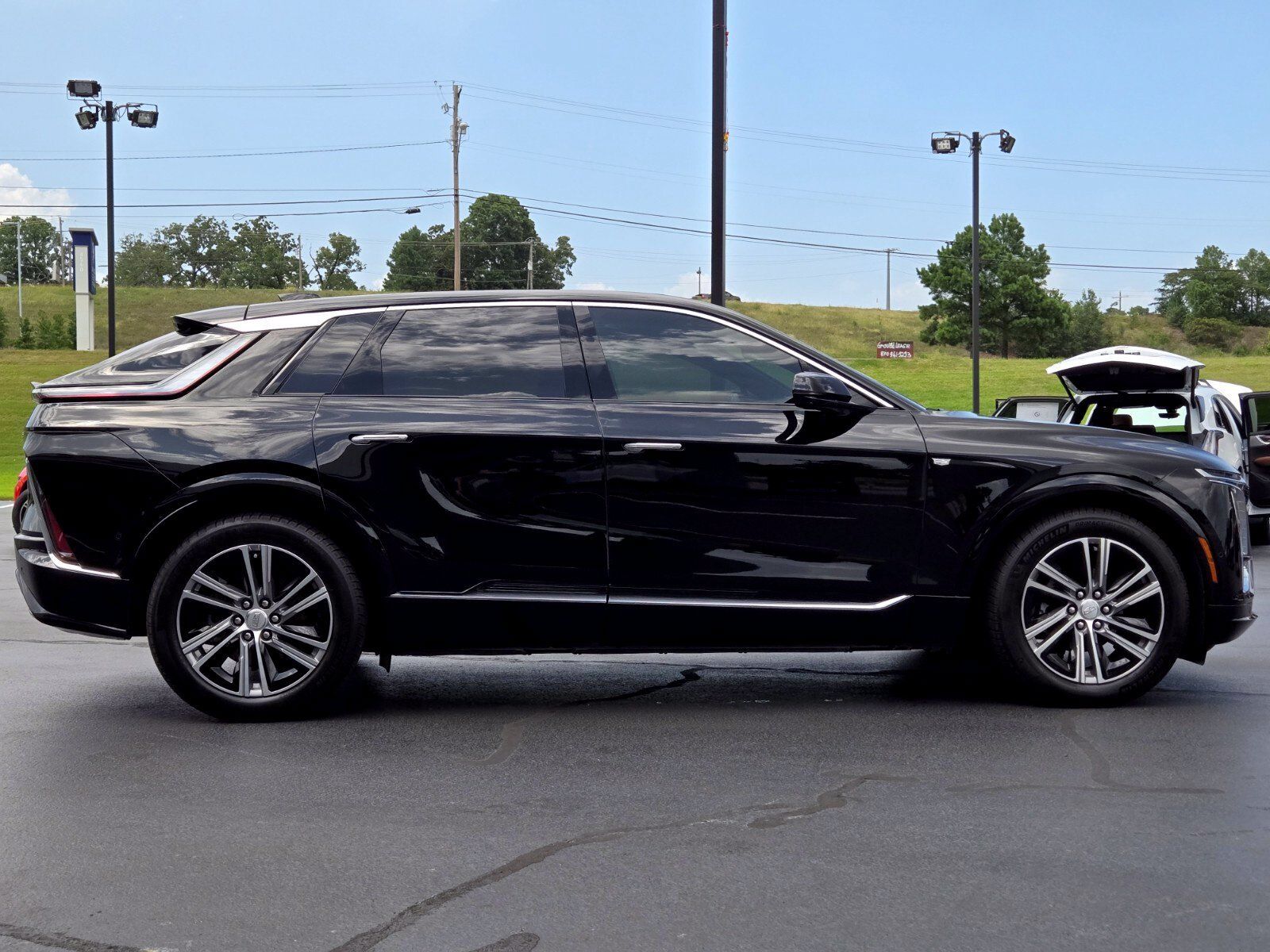 Used 2024 Cadillac Lyriq Luxury AWD/4WD image 6